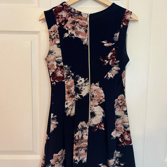 Floral Knee-length Dress - Picture 2 of 3